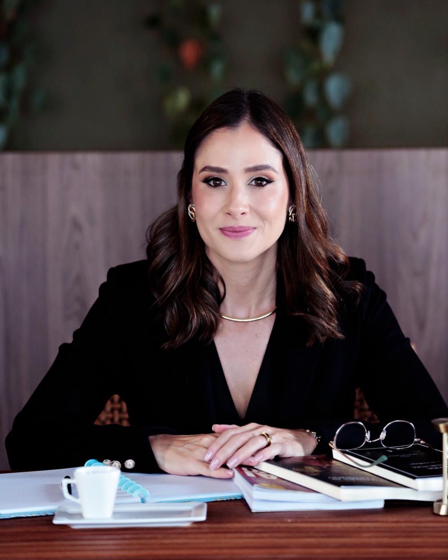 Gabi Gaona à mesa de trabalho
